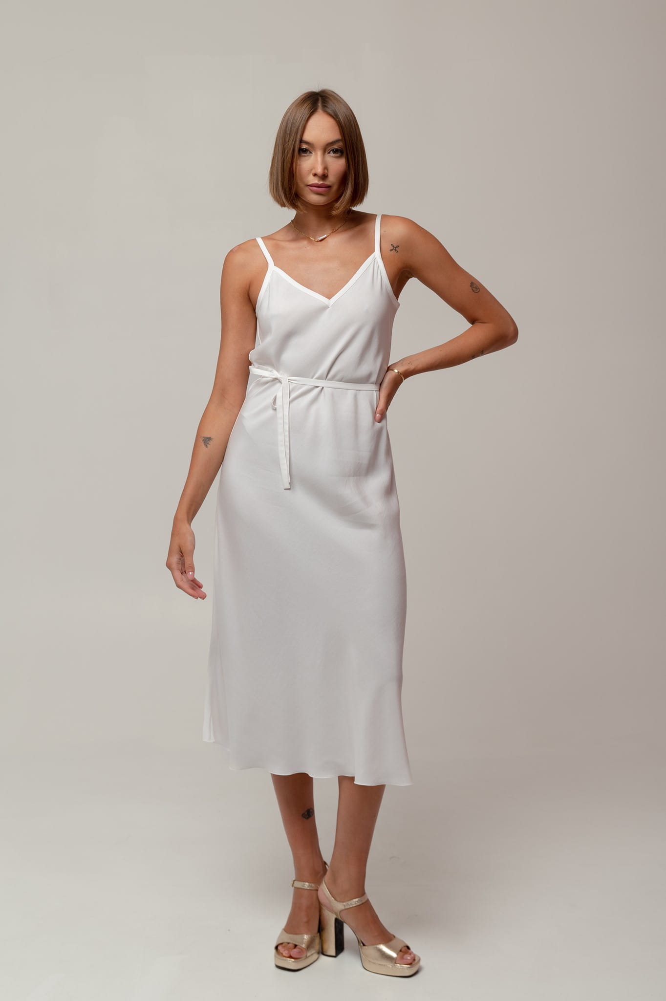 Długa sukienka w stylu bieliźnianym (slip dress), CREAMY-WHITE_1.jpg