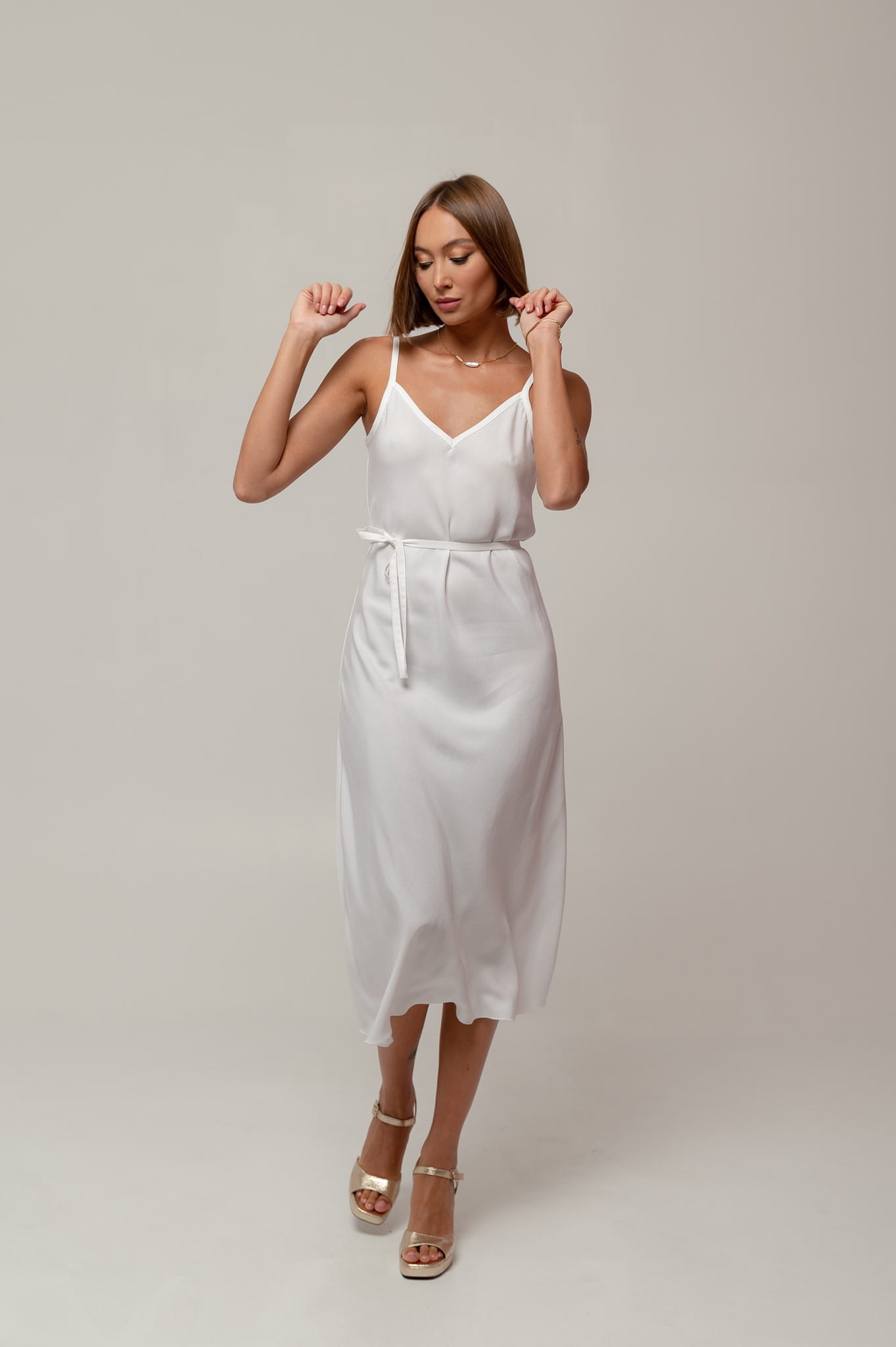 Długa sukienka w stylu bieliźnianym (slip dress), CREAMY-WHITE_2.jpg