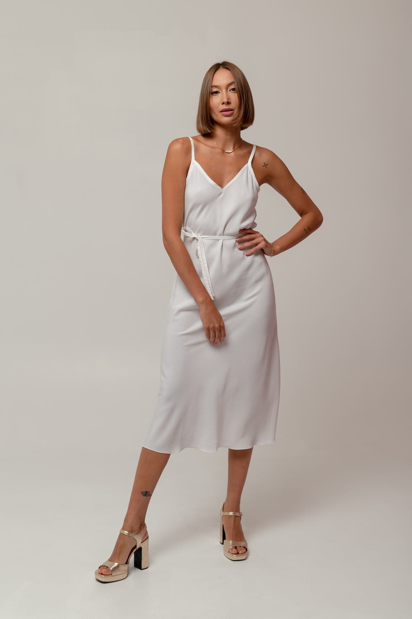 Długa sukienka w stylu bieliźnianym (slip dress), CREAMY-WHITE_3.jpg