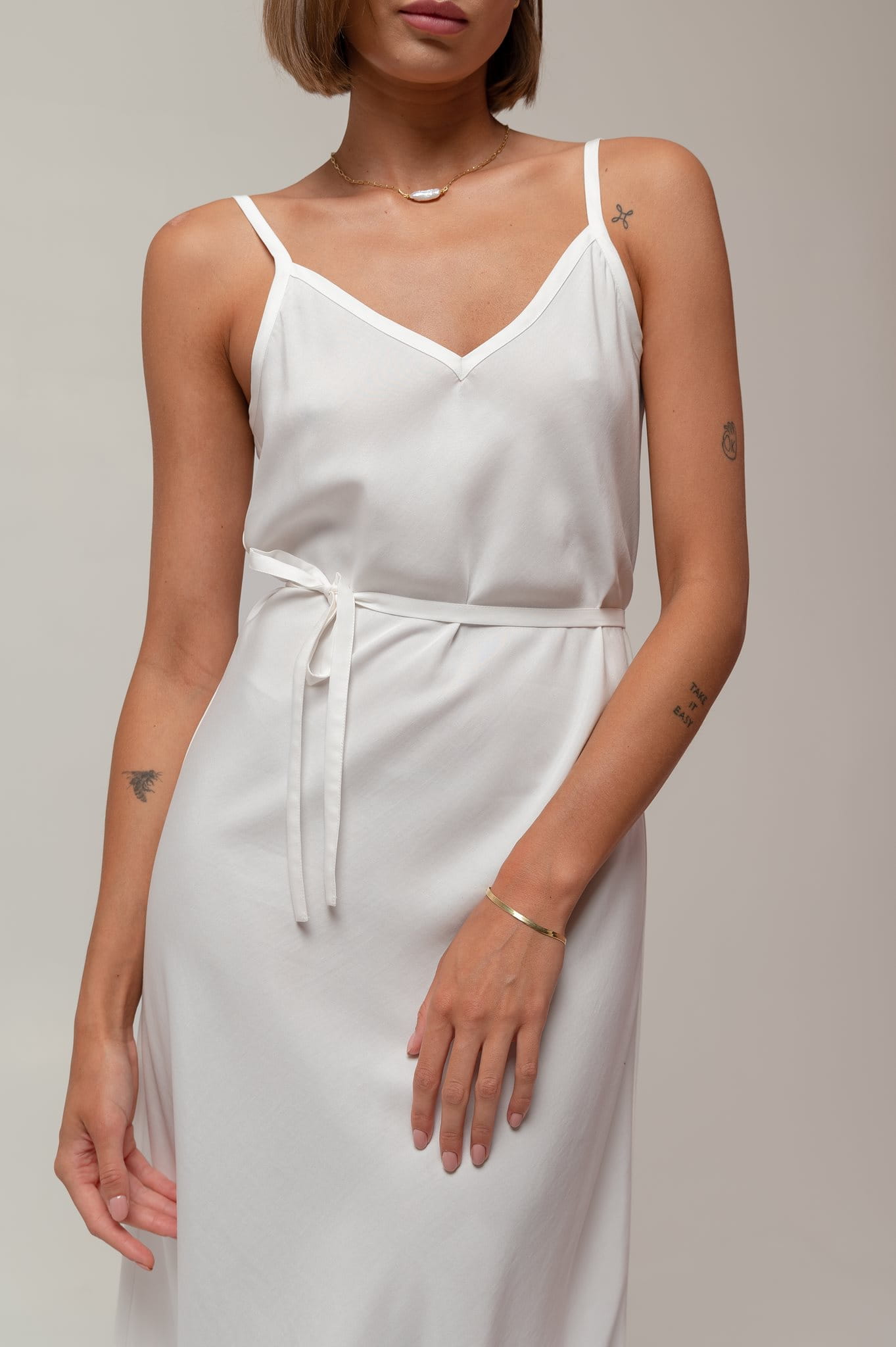Długa sukienka w stylu bieliźnianym (slip dress), CREAMY-WHITE_6.jpg